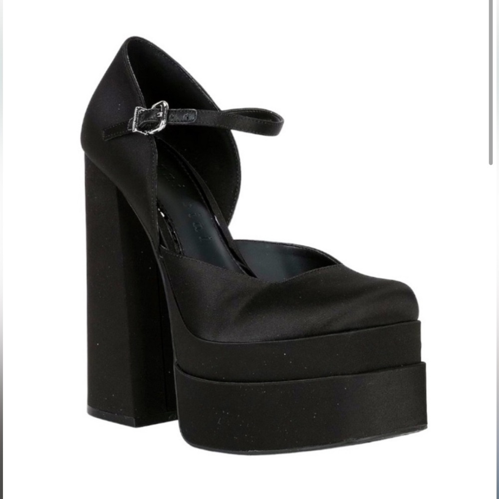 Gianni Bini black platform heels
